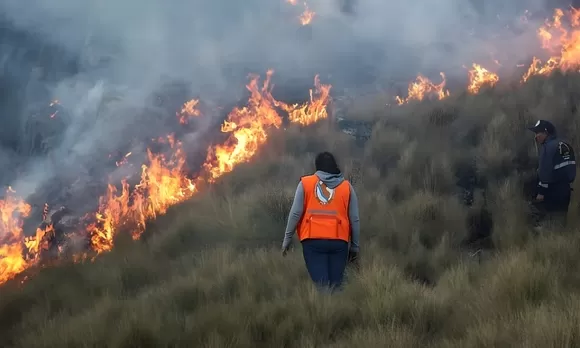 Incendio forestal en Isivilla se prolonga por cuarto día