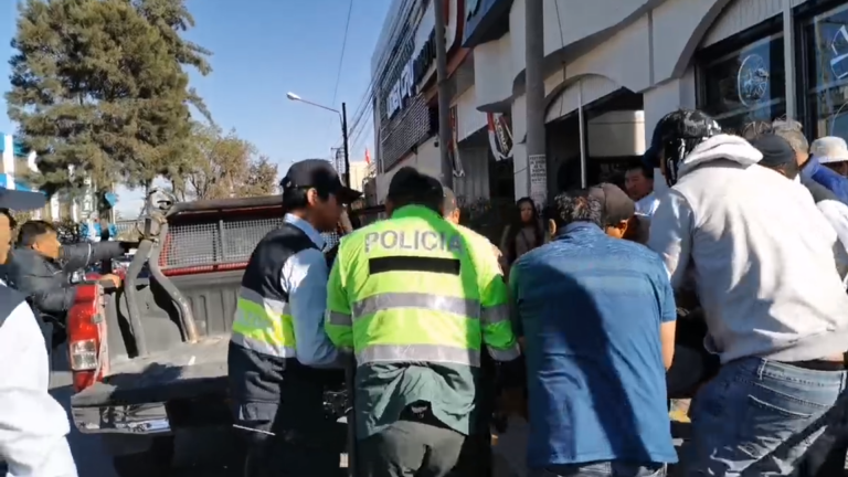 Miraflores: Joven motociclista quedó gravemente herido tras chocar contra una minivan