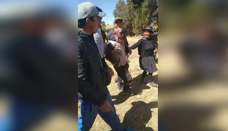 Huancavelica: Presunto feminicida es capturado por vecinos y obligado a caminar descalzo hasta la comisaría