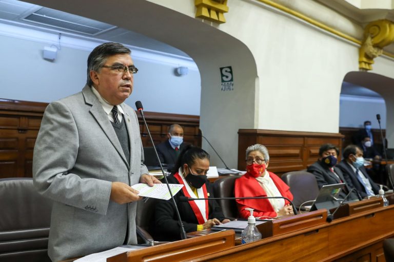 Congresista Alex Paredes defiende ley de reposición docente y calificó de ‘ignorantes’ a críticos