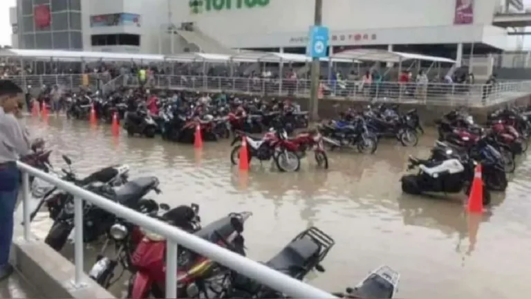 Recién inaugurado Mall de Iquitos se inundó tras 20 minutos de lluvia