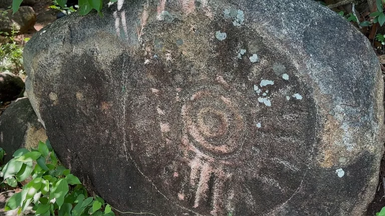 Descubren ciudad perdida prehispánica en Acapulco con grabado similar a figura Nasca