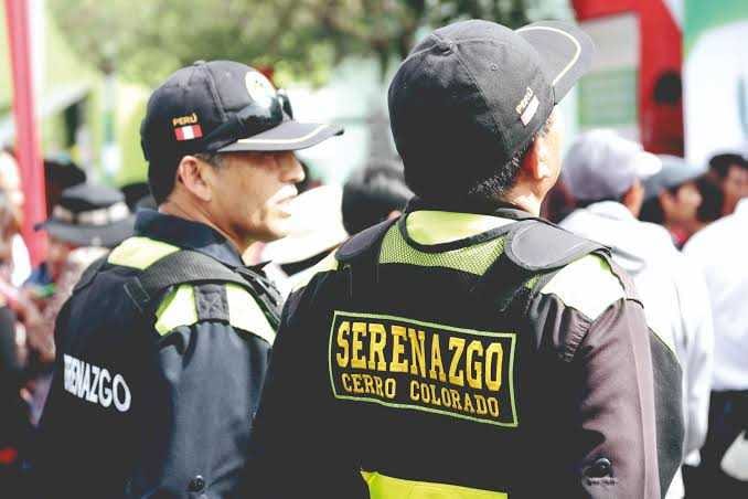 Cerro Colorado: Tres serenos fueron agredidos cuando intentaban disuadir a personas que libaban licor en la calle