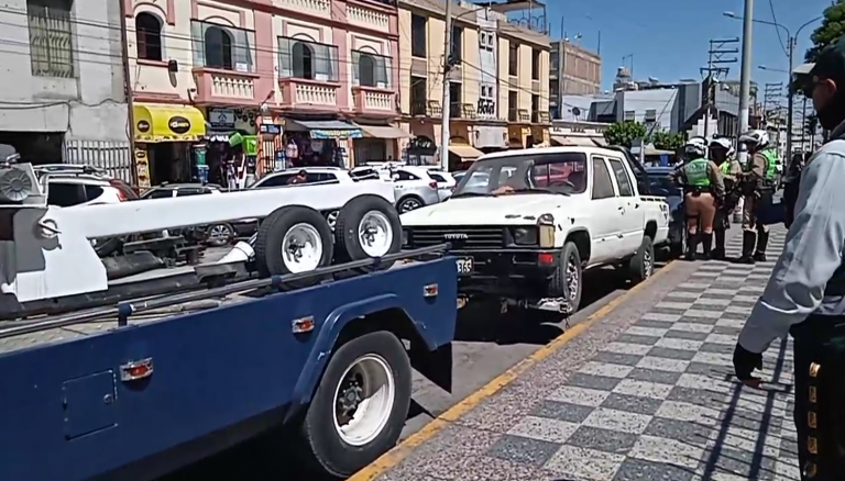 ¡Regresaron las grúas! Tres vehículos estacionados en la calle Deán Valdivia fueron llevados al depósito municipal