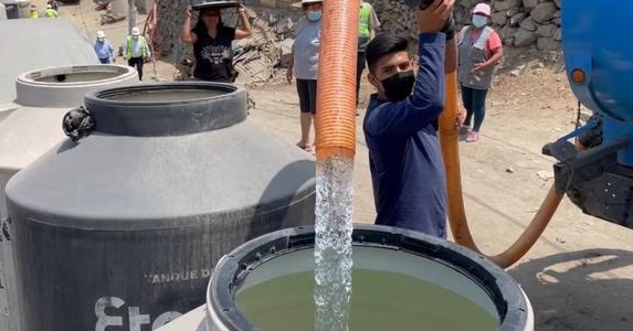 Ministra del Ambiente recomienda bañarse con una tacita durante el corte de agua en Lima