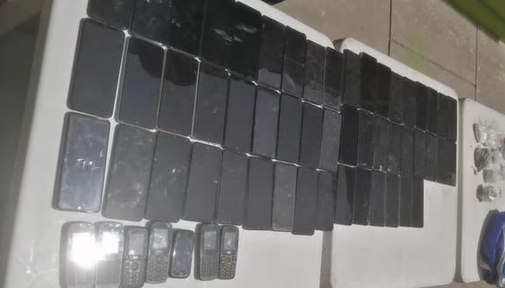 Encuentran 58 celulares y droga durante operación de registro en el penal de Socabaya