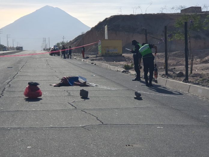 Mujer murió tras se atropellada por una camioneta en vía Arequipa- La Joya FOTO: Isaac Vilca / HBA Noticias