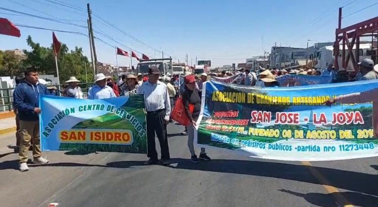Pobladores de La Joya bloquean la Panamericana Sur tras ser plantados por el gobernador Rohel Sánchez