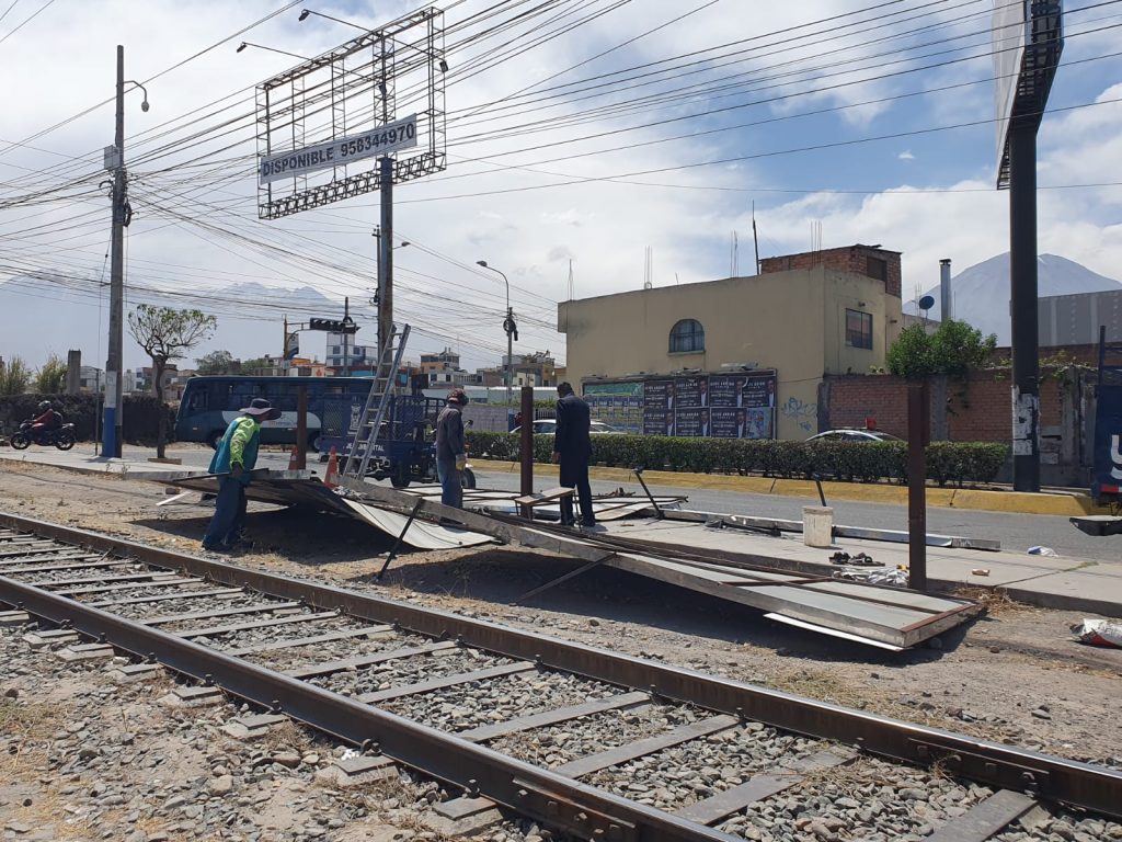 retiran paneles publicitarios de la Avenida Metropolitana FOTO: Isaac Vilca