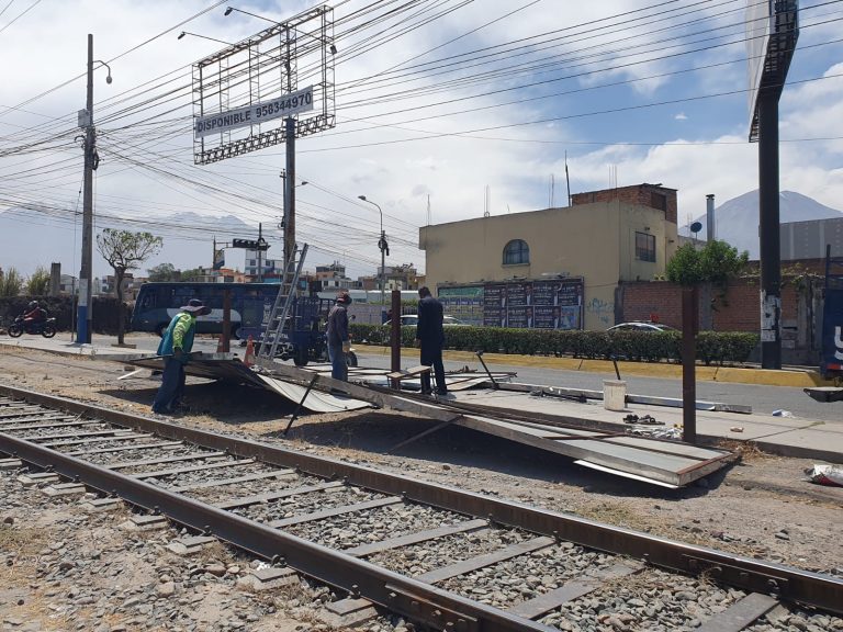 Retiran paneles publicitarios de la vía pública en la Avenida Metropolitana