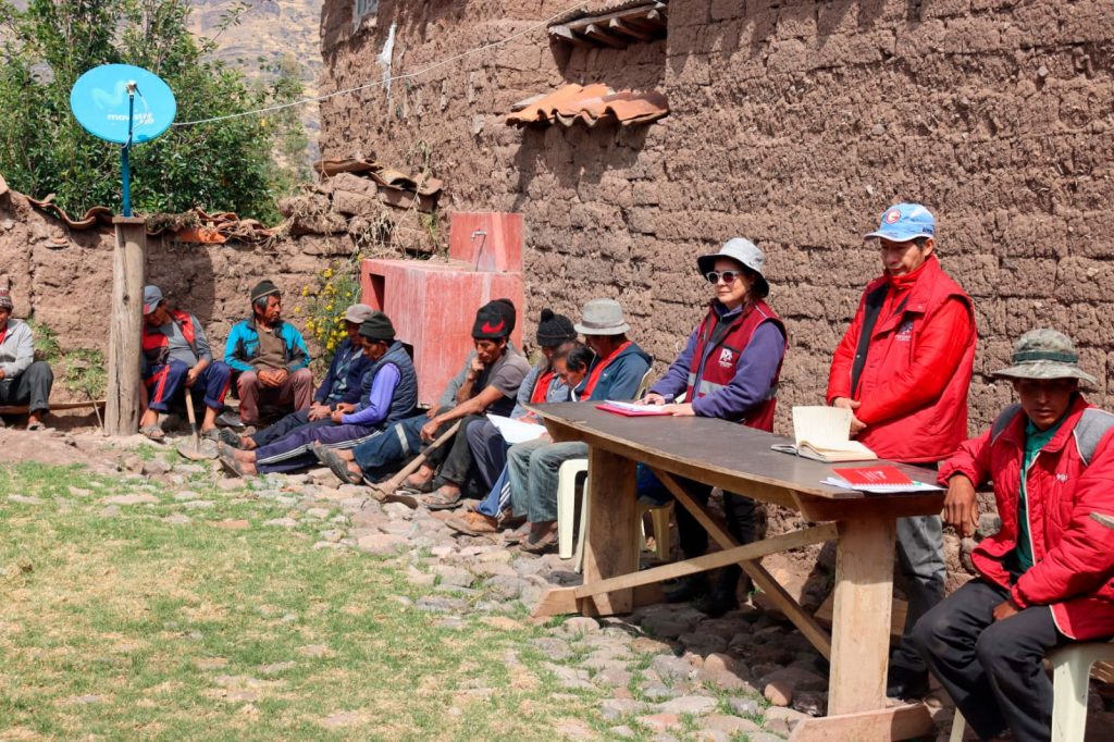 Reunión con pobladores de Pomacanchi para dar la licencia social social de construcción de una presa en Sarhui.