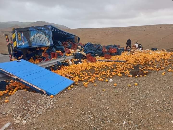 Caravelí: Camión cargado de naranjas se despistó en la quebrada de ‘La Vaca’