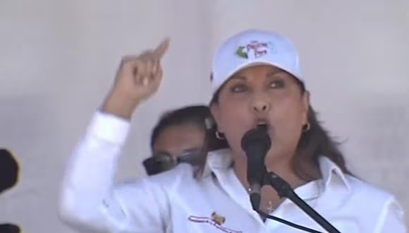 Dina Boluarte responde a manifestantes en Junín: «El asesino está bien preso ahí en la Diroes»