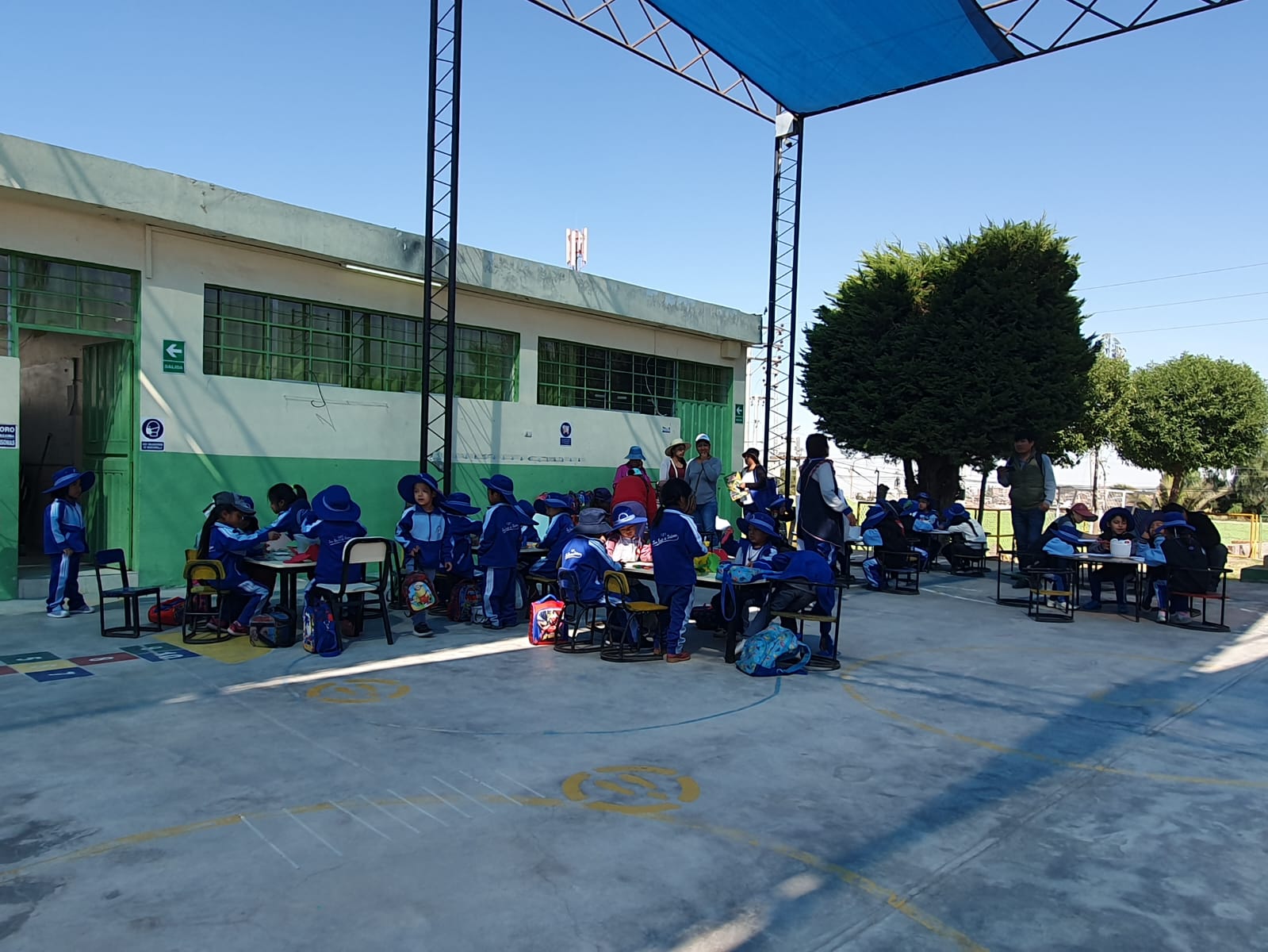 Niños deben estudiar en el patio por incumplimiento del Gobierno Regional de Arequipa FOTO: Isaac Vilca
