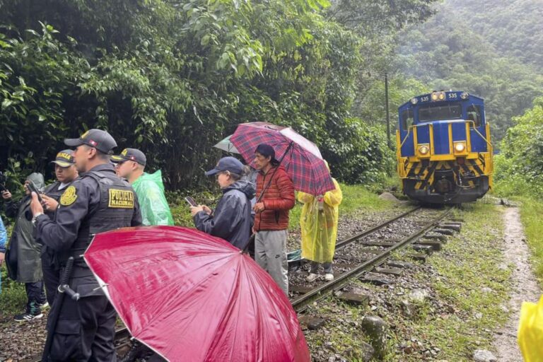 Suspenden por segundo día el servicio de tren a Machu Picchu