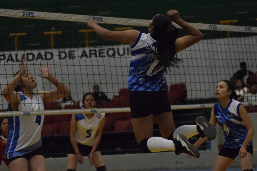 La Liga Intermedia de Vóleibol Femenino se desarrolla en el Coliseo Arequipa.