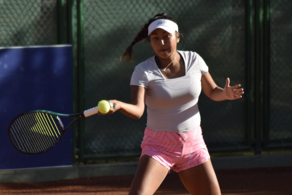 Romina Ccuno, destacada tenista arequipeña de 21 años.