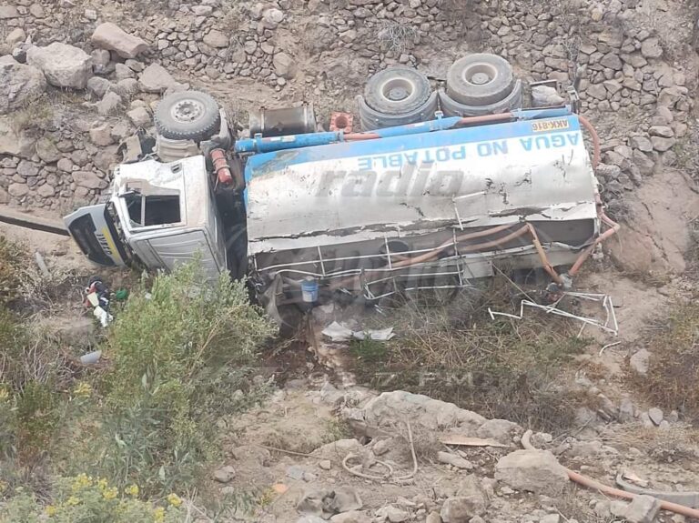 Tacna: Cisterna cayó a barranco en Huanuara y conductor queda grave
