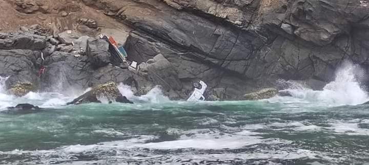 Camaná: Camioneta cayó al mar en La Planchada y deja dos muertos