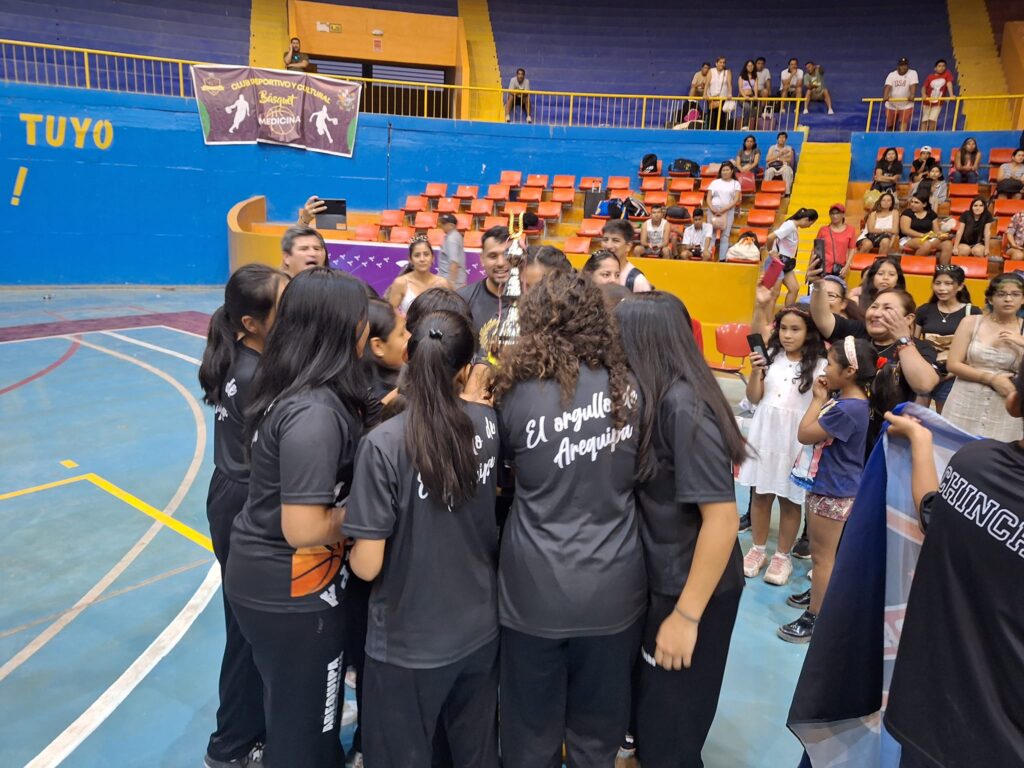 Equipo de Arequipa con el trofeo de campeón en el Nacional U14 de Básquet en Ica. 