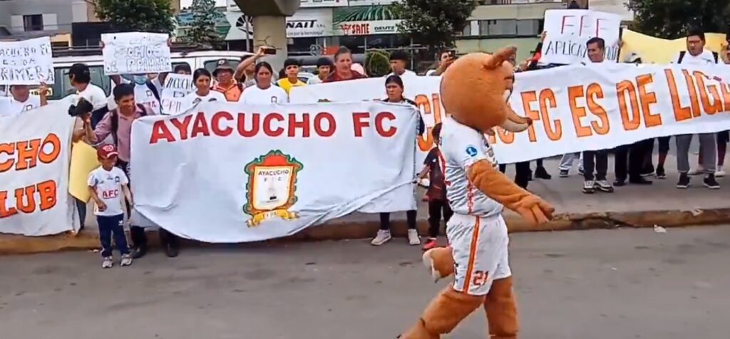Hinchas de Ayacucho FC a las afueras de la Videna.