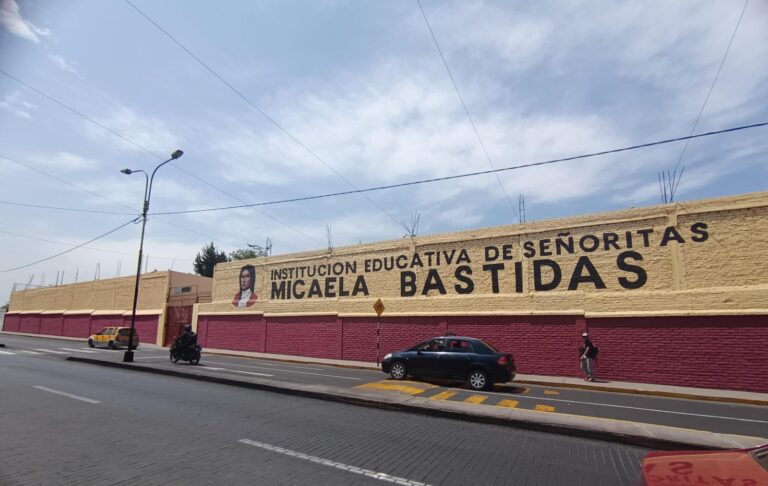 Colegio Micaela Bastidas sin carpetas ni malla raschell