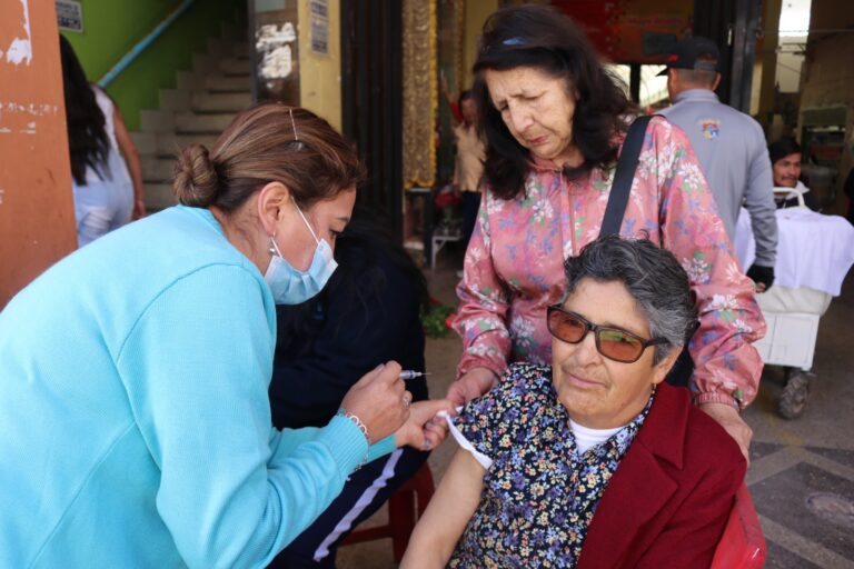 Inician aplicación de vacuna monovalente en Cusco