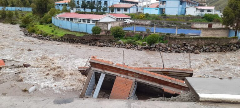 Lluvias provocan colapso de viviendas y puente en Velille, Chumbivilcas