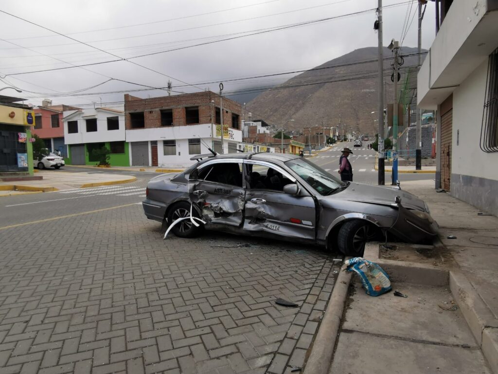 Accidente de tránsito en Ciudad de Dios dejó dos personas heridas FOTO: Rosa Cabanillas / HBA Noticias