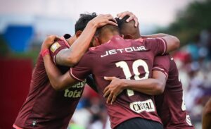 Celebraciones de Universitario tras golear en Trujillo.