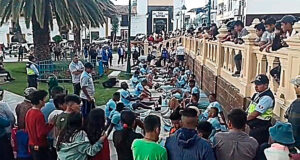 Plantel de Deportivo Garcilaso en la Plaza de Armas de Cajabamba.