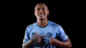 Brayan Reyna con la camiseta de su nuevo equipo.