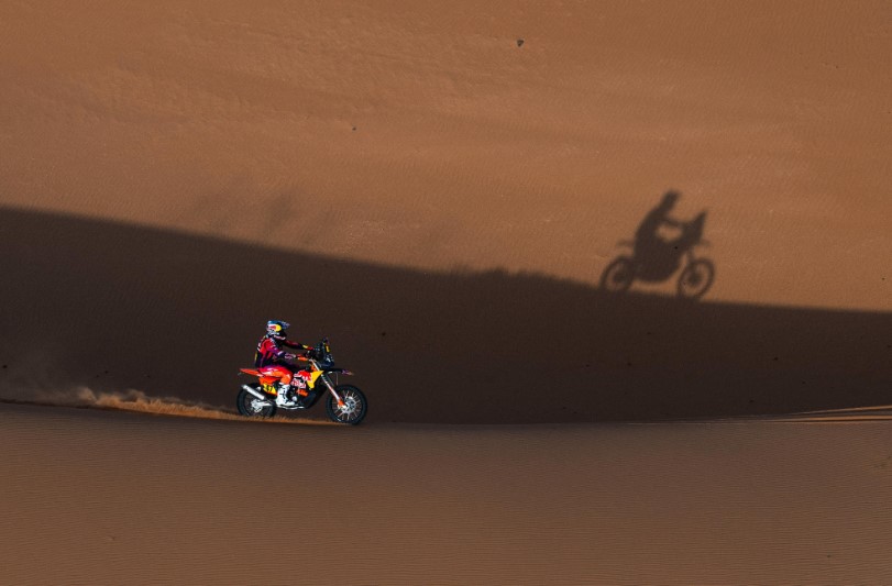 Kevin Benavides en las dunas de Arabia Saudita. 