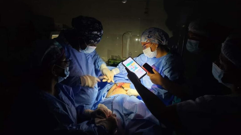Loreto: Médicos tuvieron que utilizar las linternas de sus celulares para terminar una cirugía