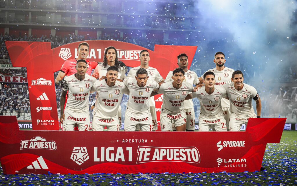 Equipo de Universitario de Deportes que venció a Alianza Lima en el Nacional.