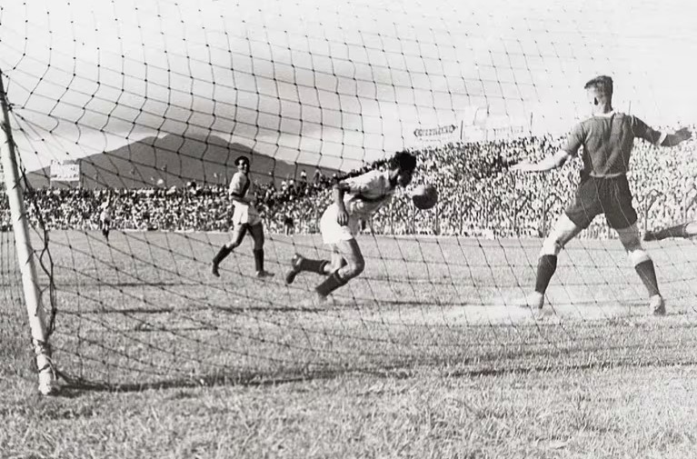 Gol de Jorge Alcalde que abrió el marcador entre Perú y Uruguay en la fecha final del Campeonato Sudamericano de 1939 en el Estadio Nacional.