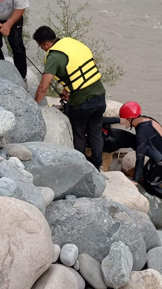Recuperan los cuerpos de los dos policías ahogados en el río Majes