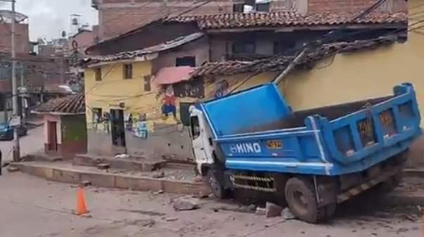Volquete sin frenos chocó contra poste y se empotró en vivienda de Cusco