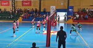 Partido entre Miraflores y Pucallpa por el Nacional de Vólibol Sub-15.