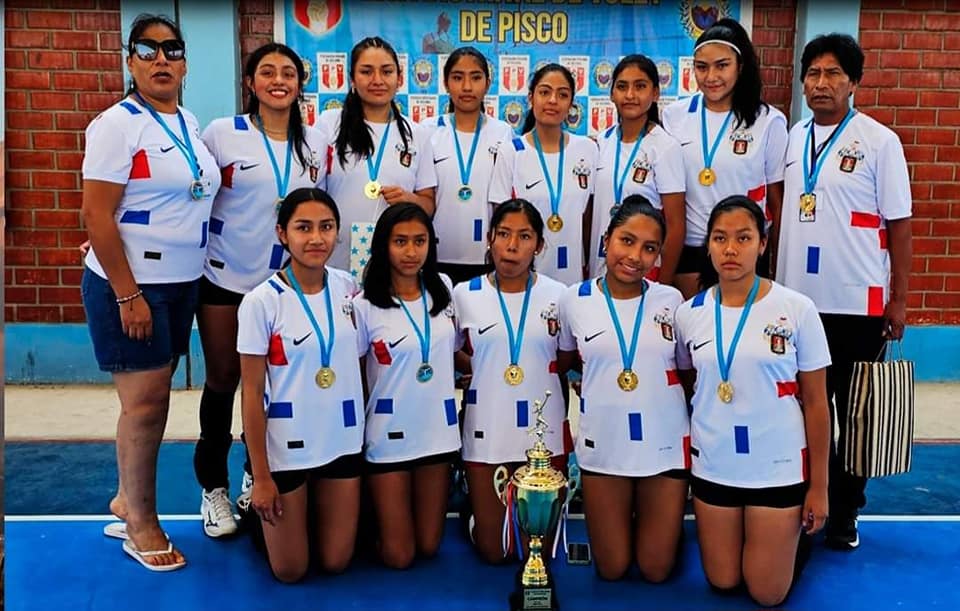 Selección de Miraflores, representante de Arequipa en el Nacional de Vóleibol Femenino Sub-15.