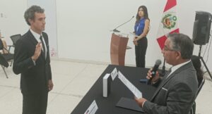 Horacio Orzán juramentando como peruano.