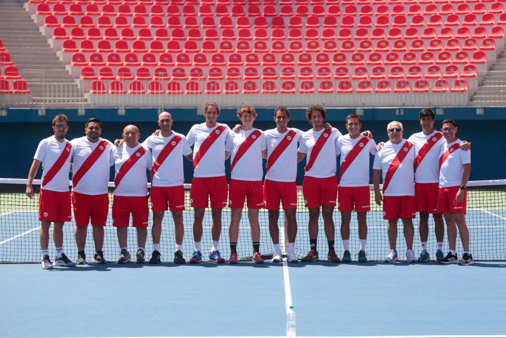 Equipo peruano en el Estadio Nacional, previo al cruce por la Copa Davis.