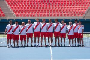 Equipo peruano en el Estadio Nacional, previo al cruce por la Copa Davis.