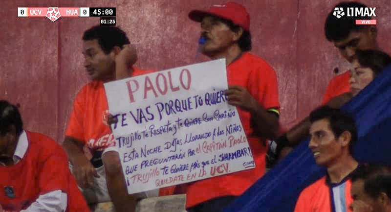 Hinchas de la César Vallejo el último fin de semana en el Estadio Mansiche de Trujillo con carteles hacia Paolo Guerrero. 