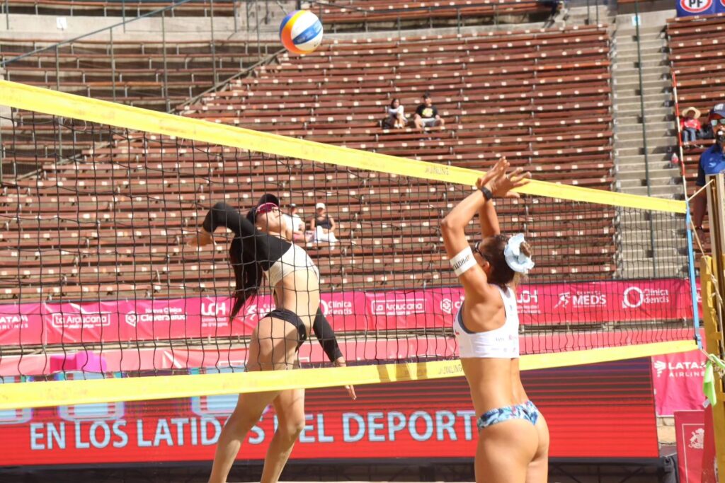 Foto: FPV - Imagen del compromiso entre Perú y Chile por la cuarta parada del Circuito Sudamericano de Vóley Playa. 