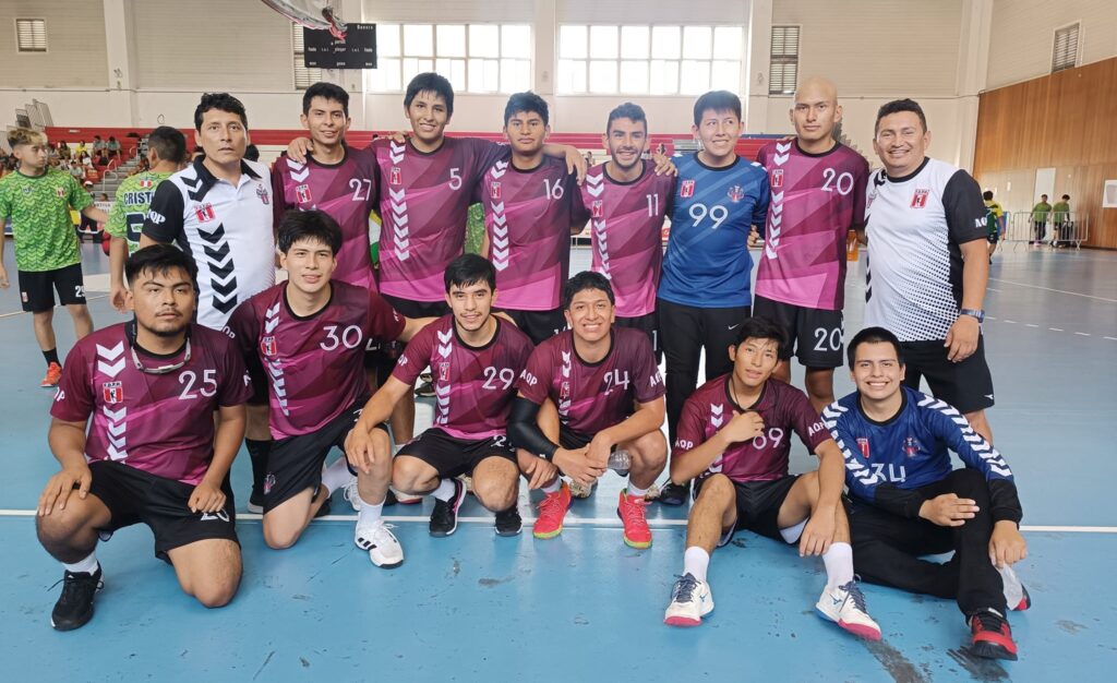 Elenco de Arequipa campeón del nacional de handball en Lima.