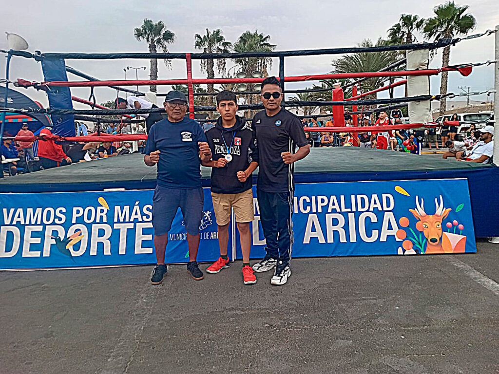 Piero Romero, medalla de bronce en la categoría 15 años, junto al Presidente de la Asociación de Boxeo de Arica. 