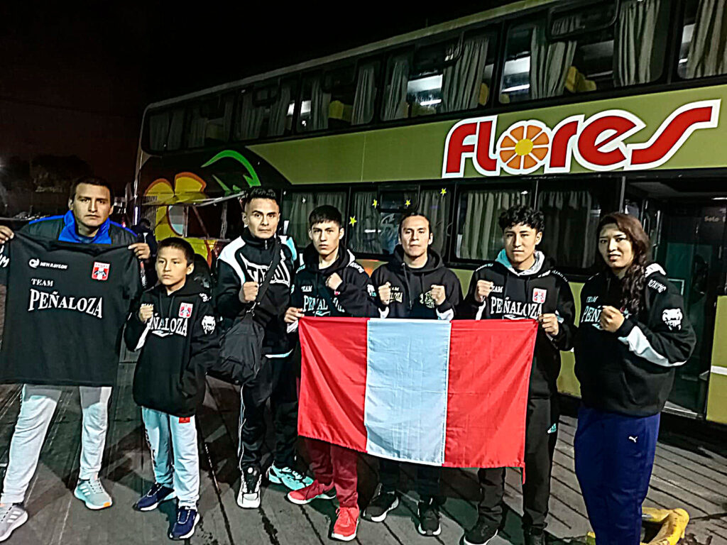 Delegación de boxeadores arequipeños previo al viaje a Chile. 