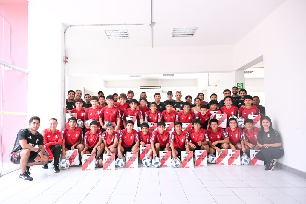 Futbolistas del Proyecto de Menores de la Federación Peruana de Fútbol.