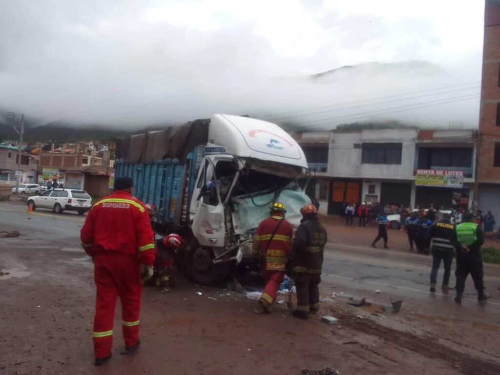 Choque frontal entre camiones deja tres fallecidos en Tipón. Foto: Cusco en Portada